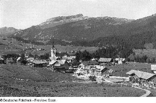 Blick über den Ortskern mit Dorfkirche gegen Hohen Ifen (2.230 m)