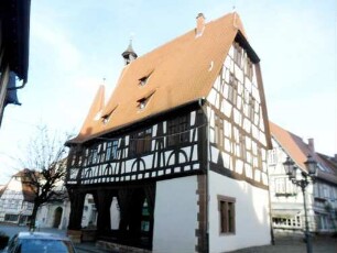 Stadtbild-Rathaus-Ansicht von Südosten über Giebelseite-Fachwerkobergeschosse mit Struktur auf steinernem Stock (offene Erdgeschoßhalle nach Westen) in Übersicht