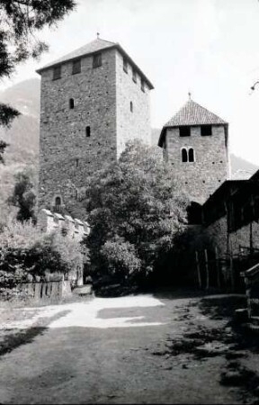 Dorf Tirol: Türme vom Schloss Tirol vom Hof aus