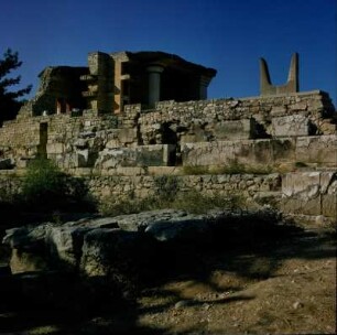 Palast von Knossos : Kreta, Knossos. Minoischer Palast. Die originalen Mauersockel der Südfassade. Das Kultgehörn wohl eigentlich Palastzinne