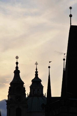 Turmsilhouetten : Prager Turmsilhouetten am Abend, vorn der Brückenturm auf der Kleinseite der Karlsbrücke