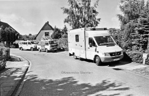 Am Moorteich: Badeunfall im Moorteich: Rettungs- und Polizeifahrzeuge am Straßenrand: dahinter Häuser und Gärten: 9. August 1999