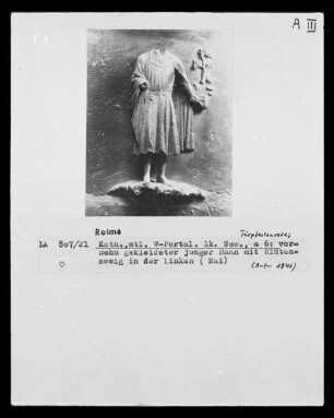 Mittleres Westportal — Nördlicher Türpfosten — Stehende Figur mit Blütenzweig (Monat Mai?), a 6