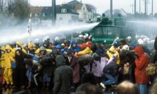 Wasserwerfer gegen Friedensdemonstranten, Bonn