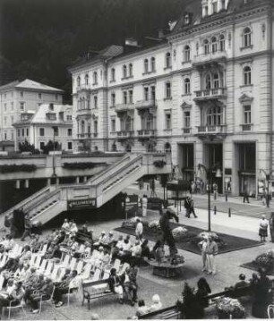 Kurgäste am Kongresshaus in Badgastein