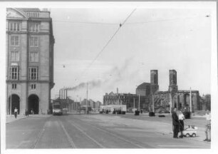 Dresden-Altstadt. Ernst-Thälmann-Straße (Wilsdruffer Straße). Blick von der Straßenbahnhaltestelle am Altmarkt nach Westnordwest zum Postplatz und zur Ruine der Sophienkirche