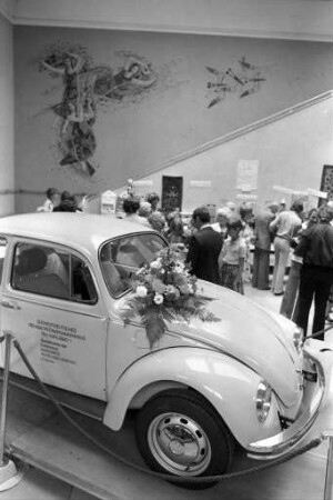 Spende eines VW-Käfer durch die Ballettschule Mutschler-Morano an das Südwestdeutsche Rehabilitationskrankenhaus in Karlsbad