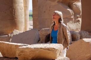 Luxor - Ramesseum-Tempel : Ca. 3500 Jahre alte Trümmer im Ramesseum-Tempel des Pharao Ramses II., Besucherin im Säulensaal des Tempels, aufgenommen 2006 bei Luxor