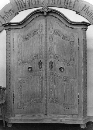 Handwerksausstellung München, 8.6. 1951. Kleiderschrank in barockisierendem Stil