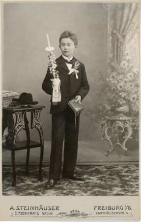 Erstkommunikant im Fotoatelier