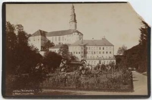 Weesenstein. Schloss mit Gartenflügel und klassizistischem Wintergarten, erbaut um 1830. Blick vom Park nach Norden