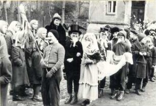 Vogelhochzeit in Malschwitz : Ort: Malešecy / Malschwitz. "Ptači kwas" (Vogelhochzeit). Kinder in Kostümen