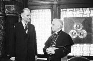 Freiburg: Erzbischöfliches Ordinariat, Dr. Herder übergibt Erzbischof Dr. Schäufele [neues] Gesamt-Gesangbuch [Gotteslob]
