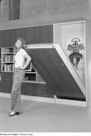Werbefoto für eine in Bützow montierte Anbauwand mit integrierter Liege (1972)