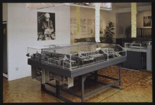 Mechanischer Rechner Z1 in der Ausstellung mit Porträt von Konrad Zuse