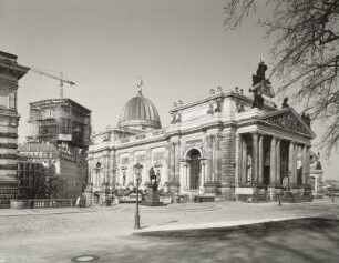 Ausstellungsgebäude des Sächsischen Kunstvereins : Ausstellungsgebäude des Sächsischen Kunstvereins gegen Coselpalais und eingerüstete Frauenkirche