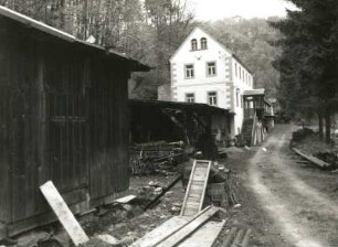 Cossebaude-Niederwartha, Tännichtgrundstraße 18. Alte Hofemühle (1851/1900). Wohnhaus mit Windfang auf Zwillingsstiege und Schuppen
