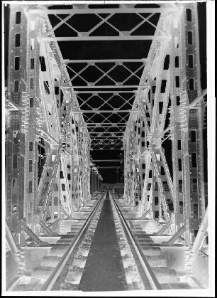 Staustufe Schweinfurt. Eisenbahnbrücke. Blick in den RW-Überbau. Im Hintergrund links neuer Stahlüberbau im Montagezustand.
