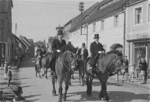 Osterreiter in Wittichenau. Osterritt in der Stadt. : Křižerjo w Kulowje. Procesion přez město.