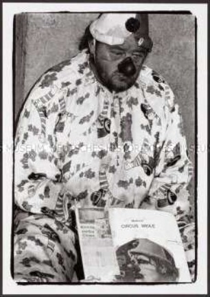 Alter Mann als Clown verkleidet mit Zeitungsartikel (Prämiertes Foto)