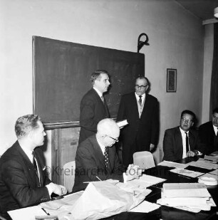 Gemeindevertretersitzung: Volksschule: Ehrungen: Bürgervorsteher Hans-Heinrich Gaycken bei Überreichung von Buchpräsent und Ehrenteller der Gemeinde an Gemeindevertreter: im Beisein von Landrat Wennemar Haarmann, Bürgermeister Karl Eduard Claussen, Gemeindeoberinspektor Oswald Kühnert