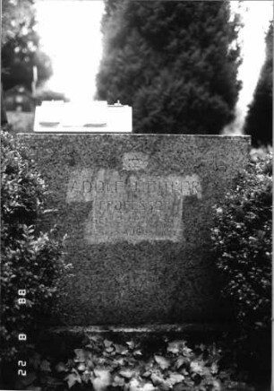 Grabstein 51 (Index: 100080157) Material: Granit Zustand: gut, Schrift ausgewaschen Maße HxBxT: 85x83x20 cm Beschreibung: Stele, breit, Sockel Symbolik: Davidstern: Grabstein 51