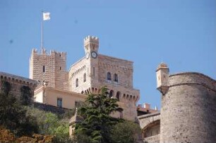 Monte Carlo - Fürstenschloss : Fürstenschloss mit Bastionen vom Hafen aus gesehen. Monaco 2006