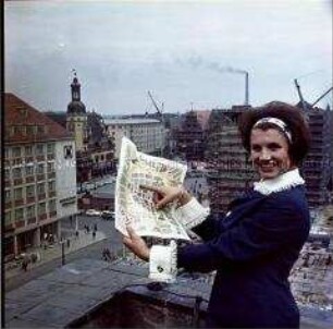 Leipziger Stadtführerin (Hostess) mit Stadtplan vor Marktplatz und altem Rathaus
