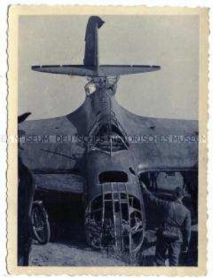 Deutsche Soldaten an einem abgestürzten sowjetischen Bombenflugzeug