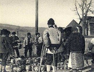 Jassinja (Ukraine). Marktstand mit Töpferware