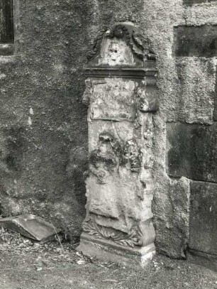 Grabmal einer Unbekannten : Grabmal einer Unbekannten. Sandstein; 155 x 60 cm (um 1690). Meißen, Nikolaikirche