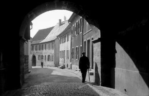 Sulzburg: Durchblick durch Stadttor auf Hauptstraße, zurück