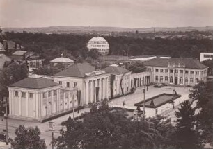 Kunstausstellungsgebäude : Blick vom Turm der Ehrlichen Gestiftskirche auf das Kunstausstellungsgebäude, im Hintergrund Kugelhaus, am Horizont die Babisnauer Pappel und die Goldene Höhe