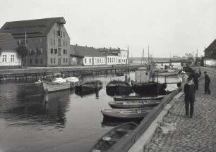 Wolgast, Am Fischmarkt : Wolgast. Am Fischmarkt. Ansicht mit Hafenbecken in der Spitzhörner Bucht und Speicher (18./19. Jhd.) von Nordwesten