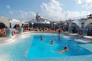 Kreuzfahrtschiff "Musica" : Promenadendeck mit Swimmingspools, italienisches Kreuzfahrtschiff "Musica" der MSC-Reederei, Sommer 2006 als Neubau in Dienst gestellt, 2550 Passagiere, aufgenommen 2006