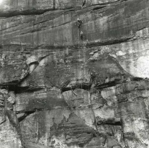 Sächsische Schweiz. Heringsgrund bei Schmilka, Wenzelwand. Seilschaft Bernd Arnold am "Zentrum", Erstbegehung am 24. April 1982
