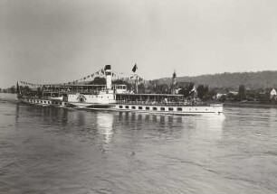 Dresden. Blick vom Kleinzschachwitzer Ufer über die Elbe mit dem Personen-Seitenraddampfer "Dresden" (1926, Werft Laubegast) auf der Fahrt elbaufwärts bei Hosterwitz mit der Kirche "Maria am Wasser"