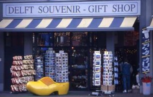 Delft - Souvenirladen : Souvenirladen. Aufgenommen 2001 in Delft