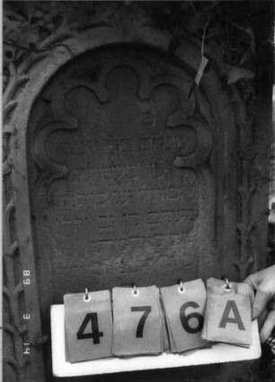 Grabstein 476 (Index: 100093139) Maße HxBxT: 115x58x25 cm Symbolik: Verzierungen Besonderheit: Kindergrab: Grabstein 476A
