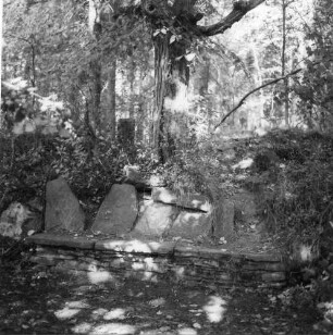 Mittelsachsen. Rothschönberger Stolln (1844/1846). Rösche. Fundament eines ehemaligen Schachtgebäudes an einem Lichtloch (?)