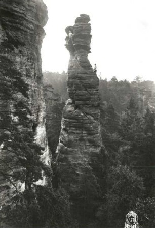 Sächsische Schweiz, Bielatal. Schraubenkopf. Seilschaft Karl Ullrich am Westweg (Wendeltreppe, VIIb)
