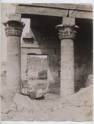 Tempel der Isis, Philae: Ansicht, Säulenkolonnade (Dromos) vor dem Ersten Pylon, Ausschnitt
