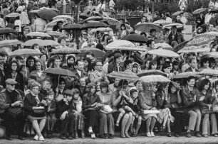 Zuschauer im Regen bei Vorführung auf Volksfest am Alexanderplatz, Mai 1975. SW-Foto © Kurt Schwarz.