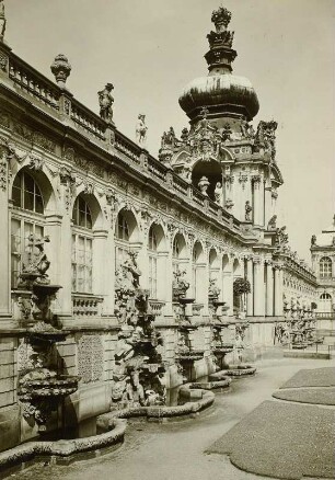 Dresden, Zwinger : Dresden. Zwinger. Südwestliche Galerie mit Kronentor. Hofansicht