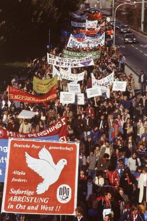 Demonstranten mit Bannern auf einer Friedensdemo gegen den Atomkrieg, Bonn