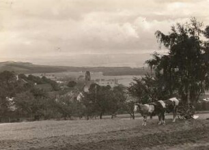 Schönberg südlich Bad Brambach von Westen gesehen. Rechts im Hintergrund die Kirche von Wildstein