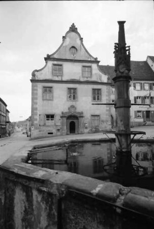 Endingen: Gotischer Brunnen mit Rathaus