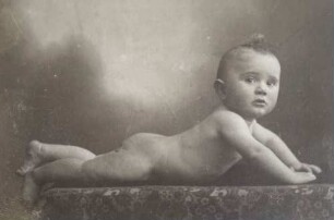 Foto nacktes Baby auf einem Tisch