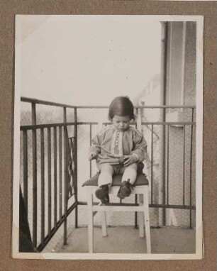 Christiane Zimmers Sohn Andreas auf dem Balkon sitzend mit Ball