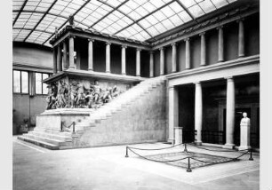 Blick auf den Pergamonaltar im Alten Pergamonmuseum